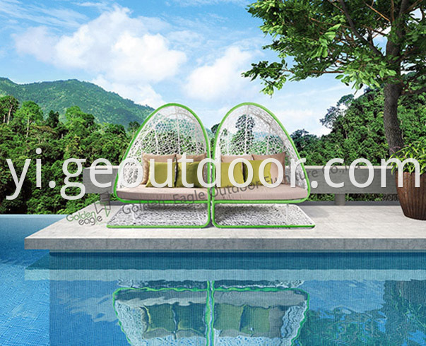 Outdoor garden wicker daybed